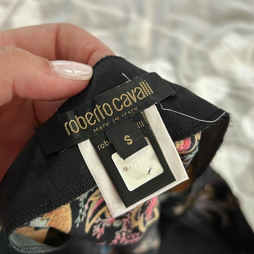 Gorgeous fit and skirt with extra hanging detail. Roberto cavalli